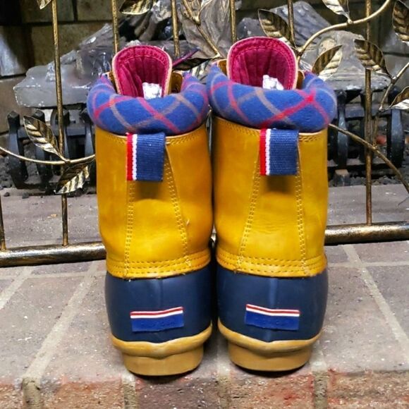 Tommy Hilfiger "TwRussel" Duck/Rain Boots, EUC - Picture 2 of 8